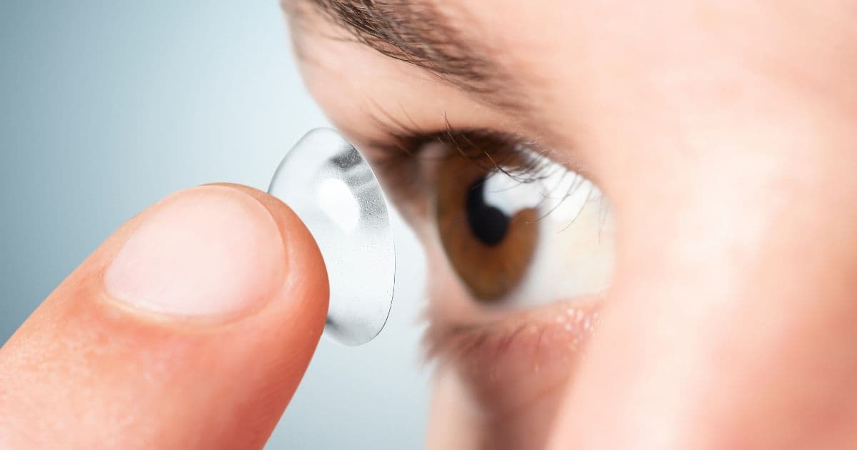 10 greșeli pe care să le eviți când porți lentile de contact
